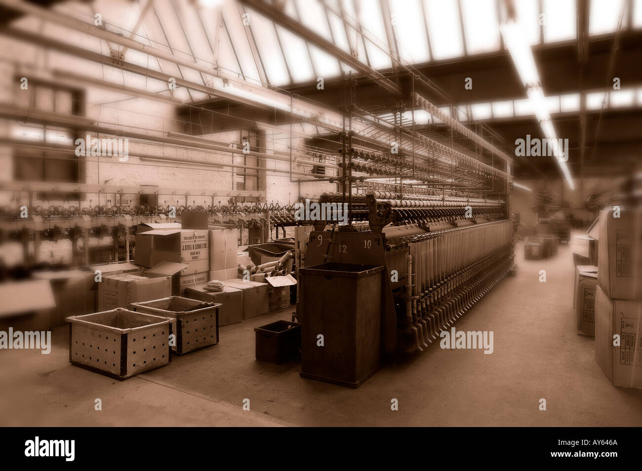 OLD VINTAGE MACHINES DANS L'usine de textile à l'abandon YORKSHIRE ANGLETERRE Banque D'Images