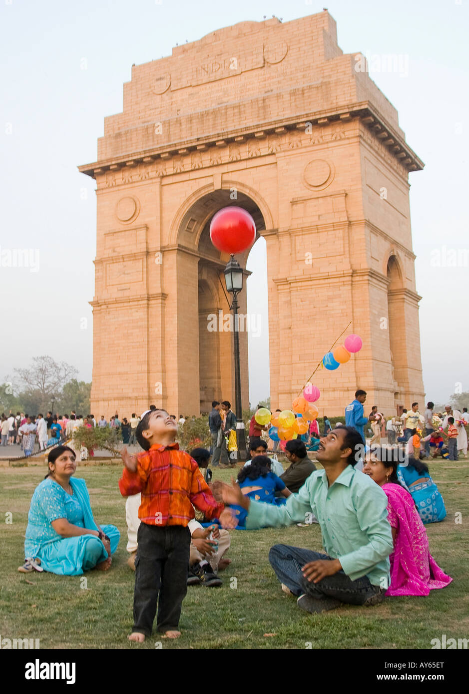 Un jeune garçon jouer au ballon avec son père par la porte de l'Inde à Delhi Inde Banque D'Images