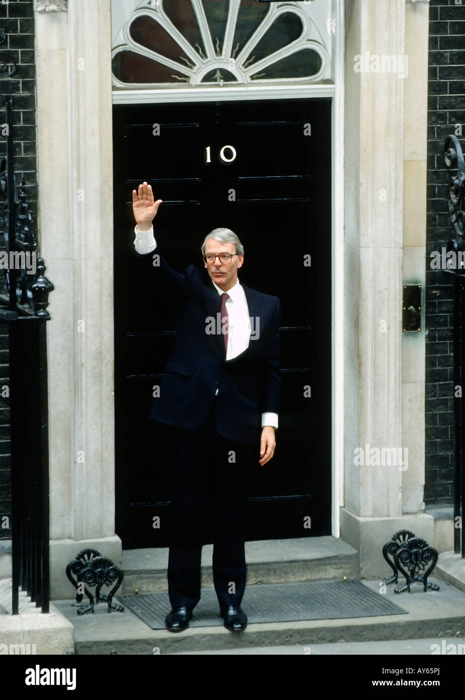 0392 Londres le premier ministre britannique John Major à l'extérieur No 10 Downing Street Photo c Simon Grosset Banque D'Images