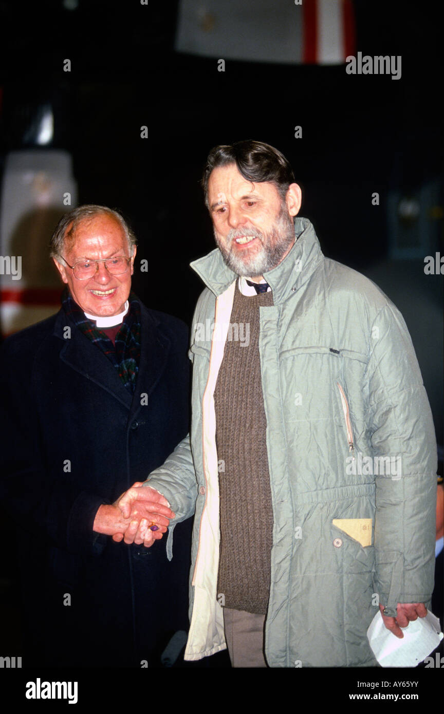 19 11 91 UK Terry Waite retourne au Royaume-Uni après avoir été pris en otage à Beyrouth pour 5 ans. Photo © Simon Grosset Banque D'Images 19 11 91 UK Terry Waite retourne au Royaume-Uni après avoir été pris en otage à Beyrouth pour 5 ans. Photo © Simon Grosset Banque D'Images