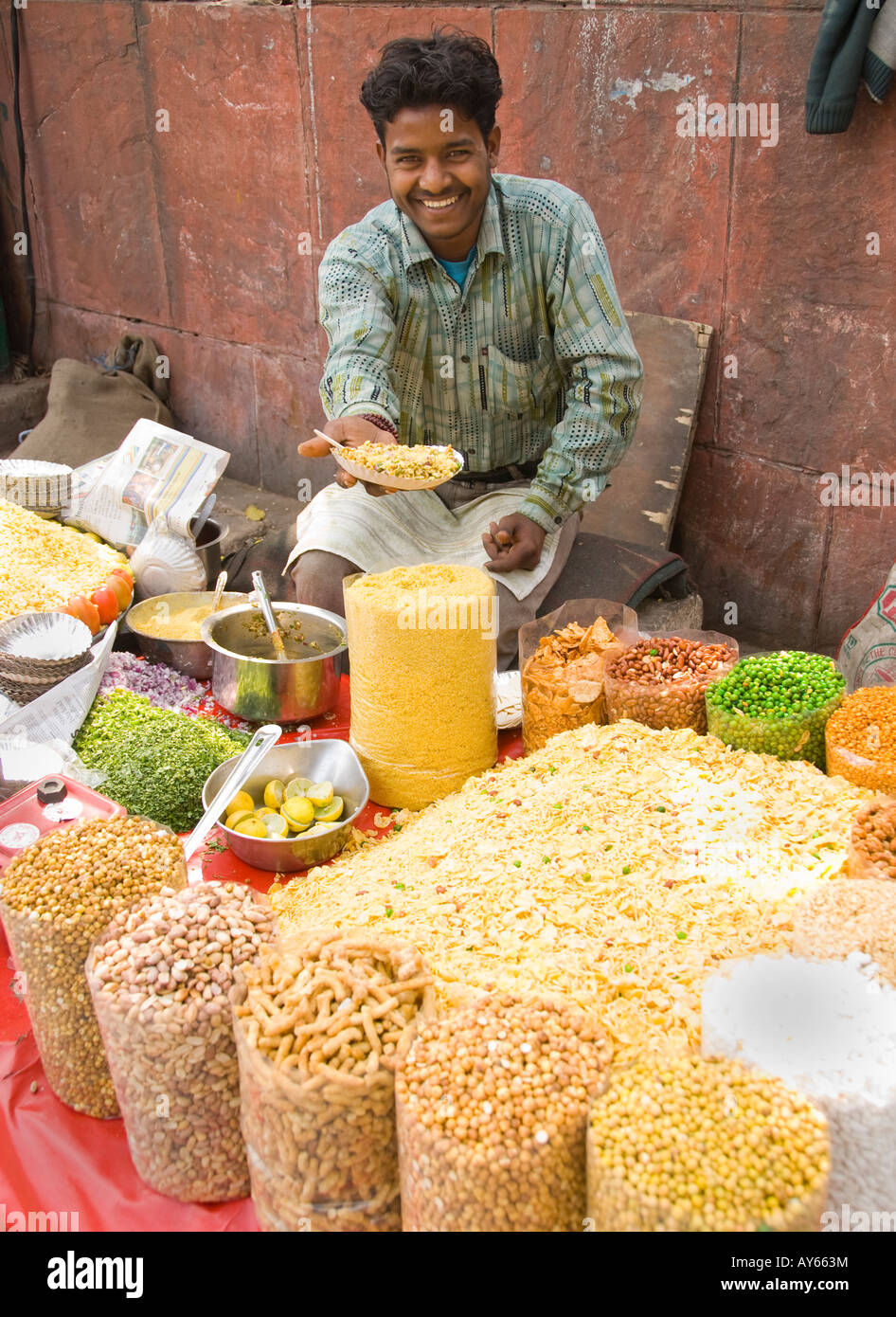 Un vendeur de rue offrant Bhelpuri à Delhi en Inde Banque D'Images