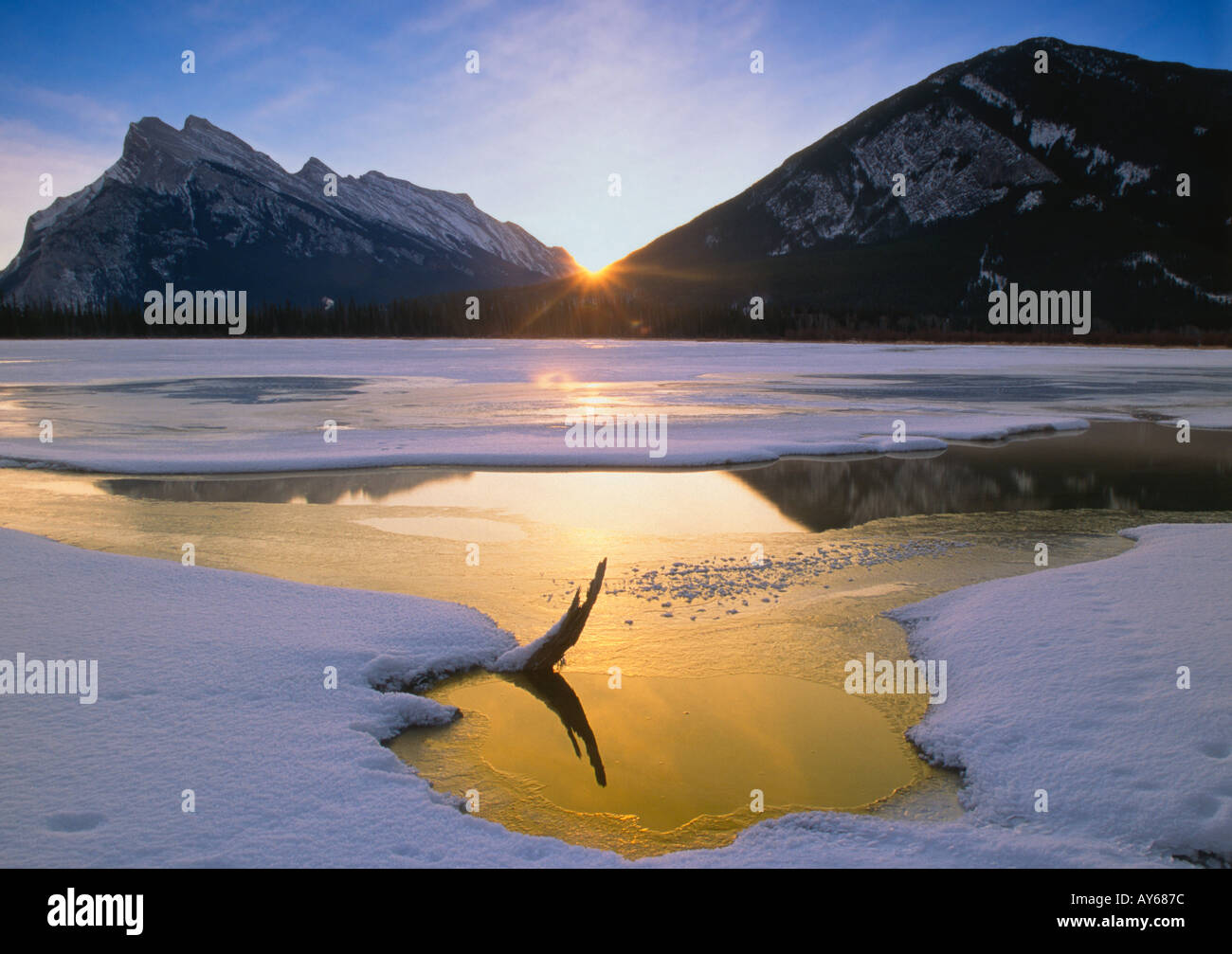 Lever du soleil sur les lacs Vermillion en hiver Banque D'Images