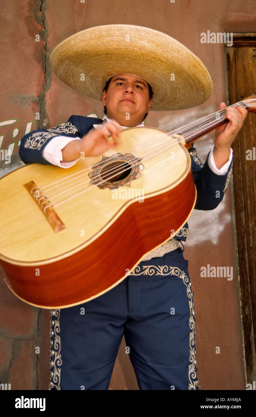 Le groupe de musicien Mariachi Rayos del Sol joue le guitarron, à la célébration de Cinco de Mayo à Carrizozo, Nouveau Mexique. Banque D'Images