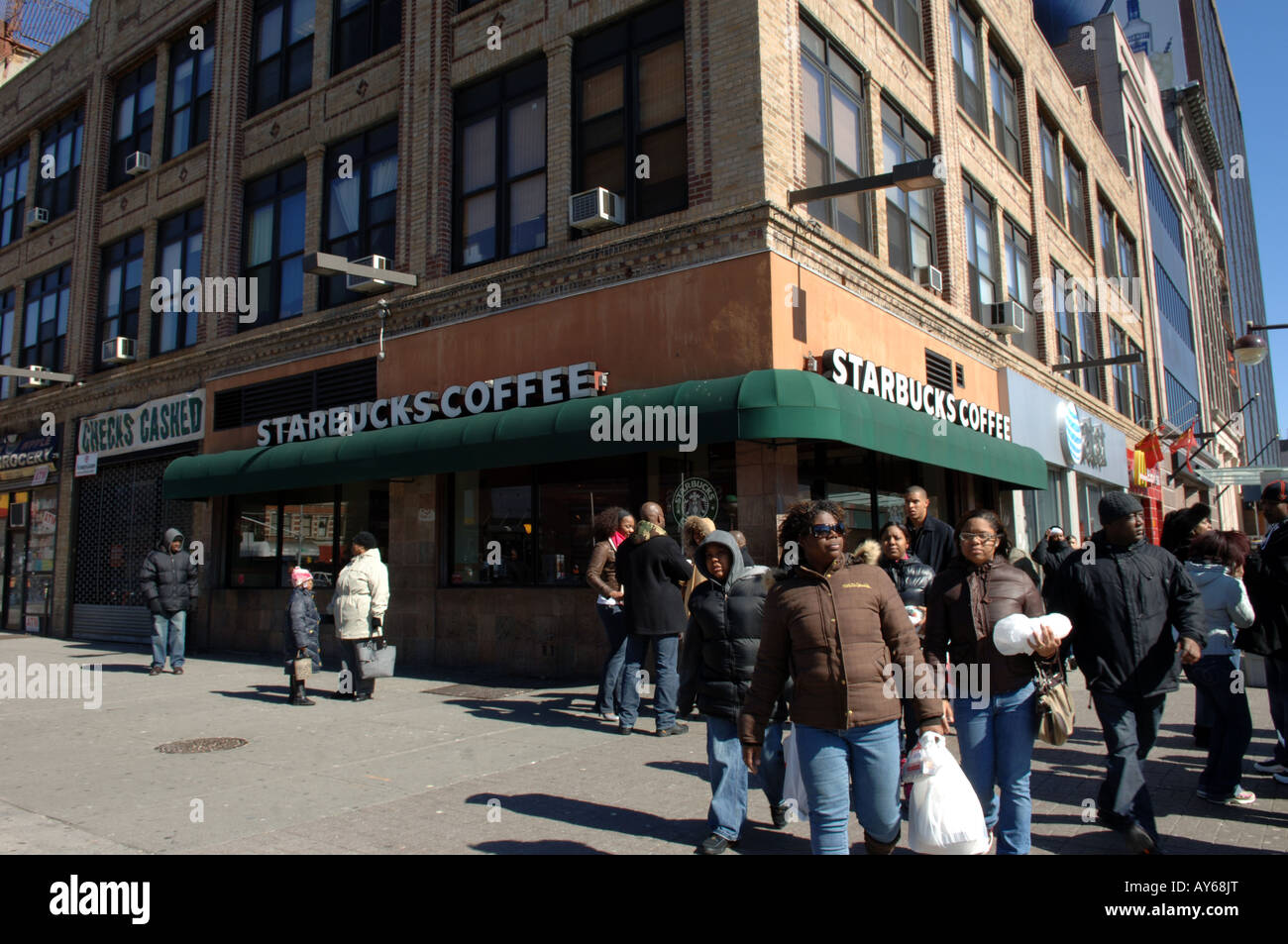 Café Starbucks sur la 125 Rue à Harlem à Manhattan à New York Banque D'Images