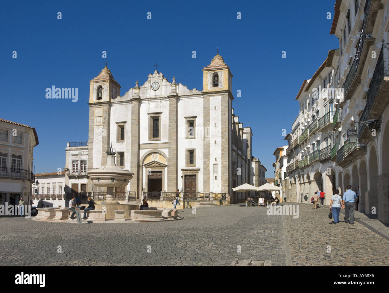 Au Portugal, l'Alentejo, Evora, Praça de Giraldo et l'église de Santo Antao Banque D'Images