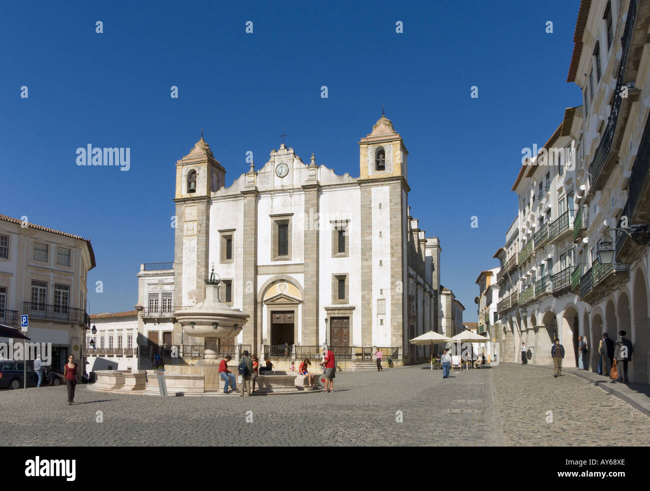 Au Portugal, l'Alentejo, Evora, Praça de Giraldo et l'église de Santo Antao Banque D'Images