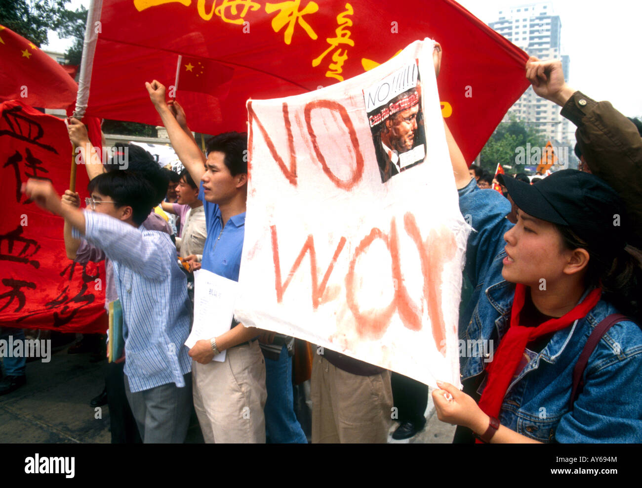Étudiants qui manifestaient à Shanghai en 1999 après les bombardements de l'ambassade de Chine à Belgrade par l'OTAN Banque D'Images