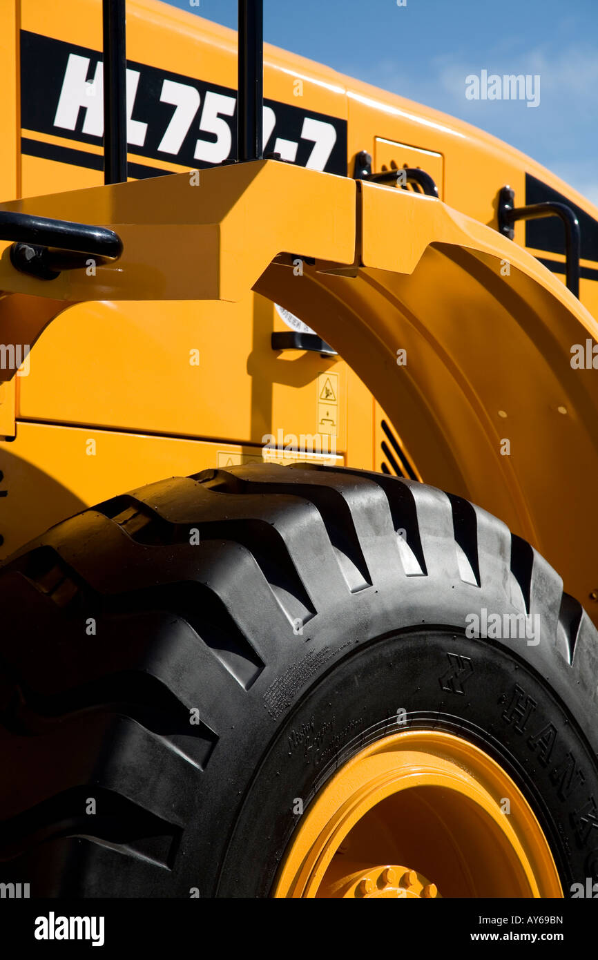 Close-up d'une nouvelle construction capot du véhicule (capot), passage de roue, roue et pneu de voie avec Banque D'Images