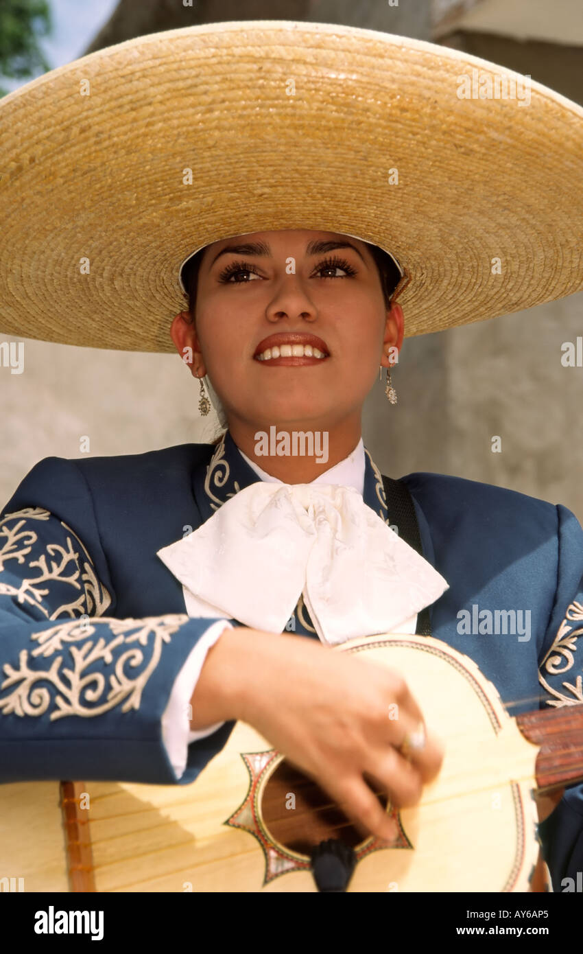 Le groupe de musicien Mariachi Rayos del Sol divertit les visiteurs, à la célébration de Cinco de Mayo à Carrizozo, Nouveau Mexique. Banque D'Images