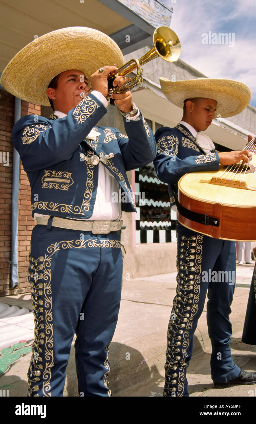 Groupe de musiciens de l'harmonie Rayos del Sol divertir les visiteurs à la célébration de Cinco de Mayo à Carrizozo, Nouveau Mexique. Banque D'Images