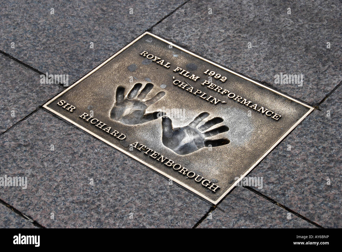 Imprime la main de Sir Richard Attenborough dans Leicester Square Londres chaussées Banque D'Images