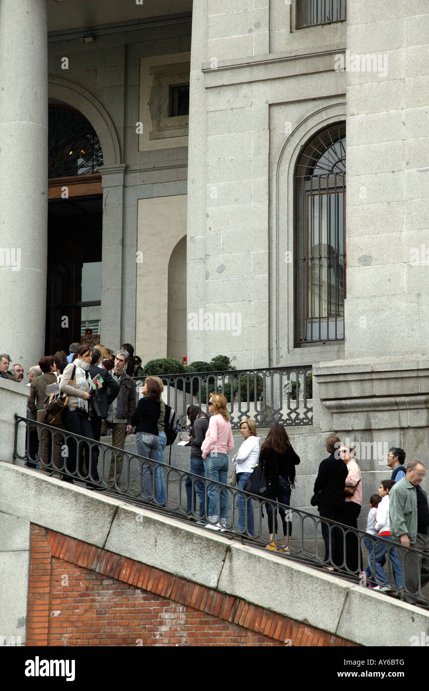 Une file d'attente de visiteurs attend d'entrer dans le Museo del Prado, Madrid, Espagne Banque D'Images