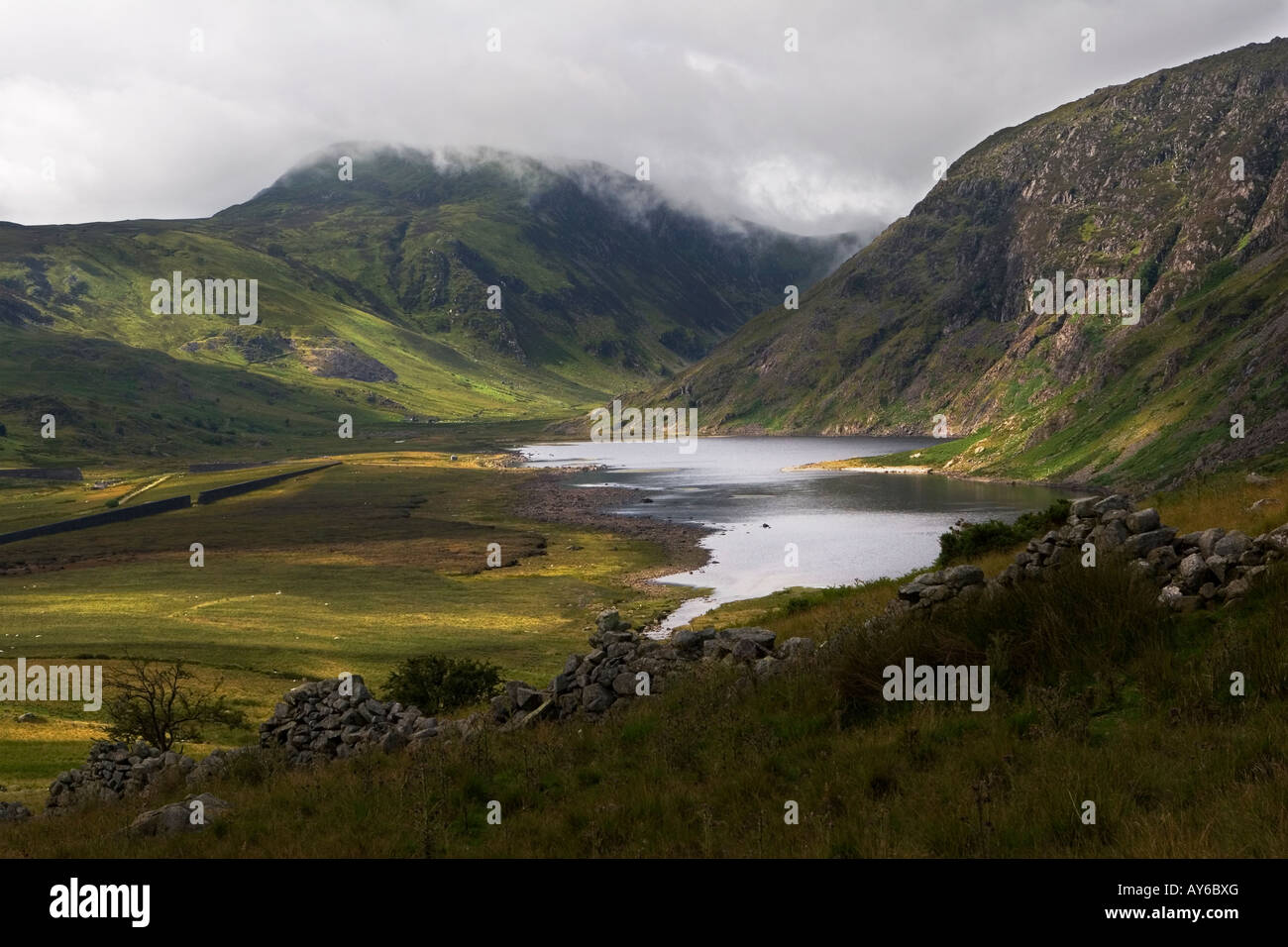 Llyn Eigiau historique, lac et barrage, montrant une violation dans le vieux mur de barrage à gauche après 1911, catastrophe, au nord du Pays de Galles Snowdonia Banque D'Images