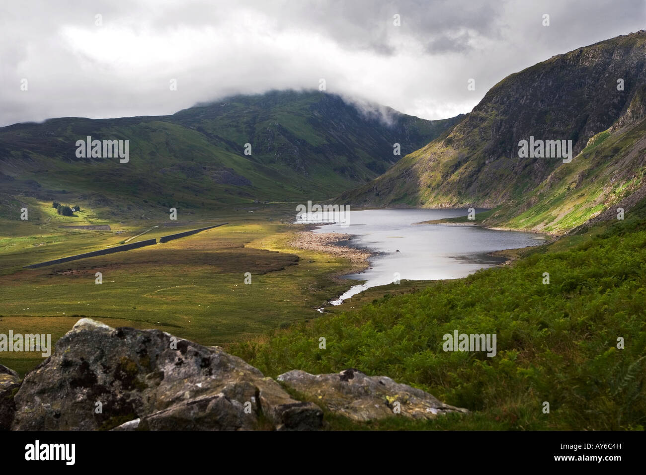 Llyn Eigiau historique, lac et barrage, montrant une violation dans le vieux mur de barrage à gauche après 1911, catastrophe, au nord du Pays de Galles Snowdonia Banque D'Images