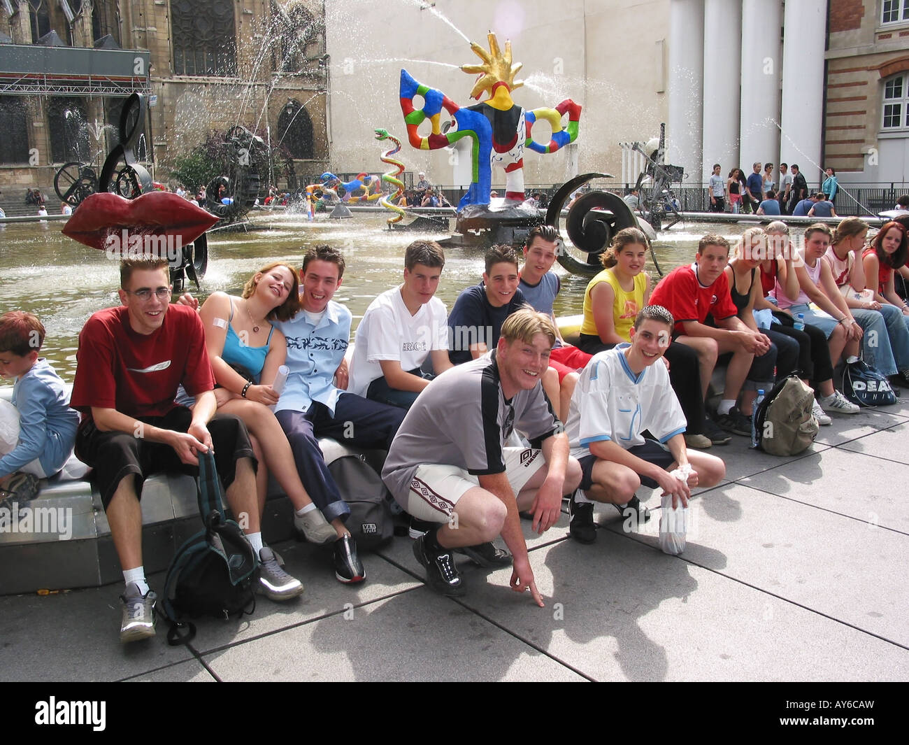 Groupe scolaire des étudiants adolescents posing at fontaine Tinguely sur place Stravinsky Paris Banque D'Images