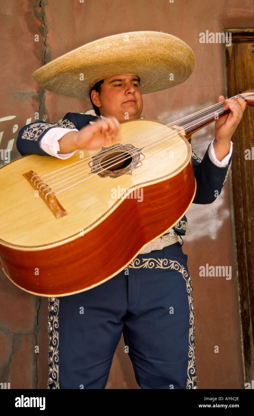 Un musicien du groupe Mariachi Rayos del Sol divertit les visiteurs, à la célébration de Cinco de Mayo à Carrizozo, Nouveau Mexique. Banque D'Images