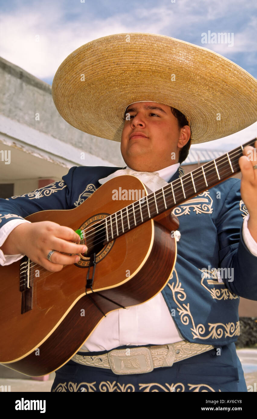 Un musicien du groupe Mariachi Rayos del Sol divertit les visiteurs, à la célébration de Cinco de Mayo à Carrizozo, Nouveau Mexique. Banque D'Images
