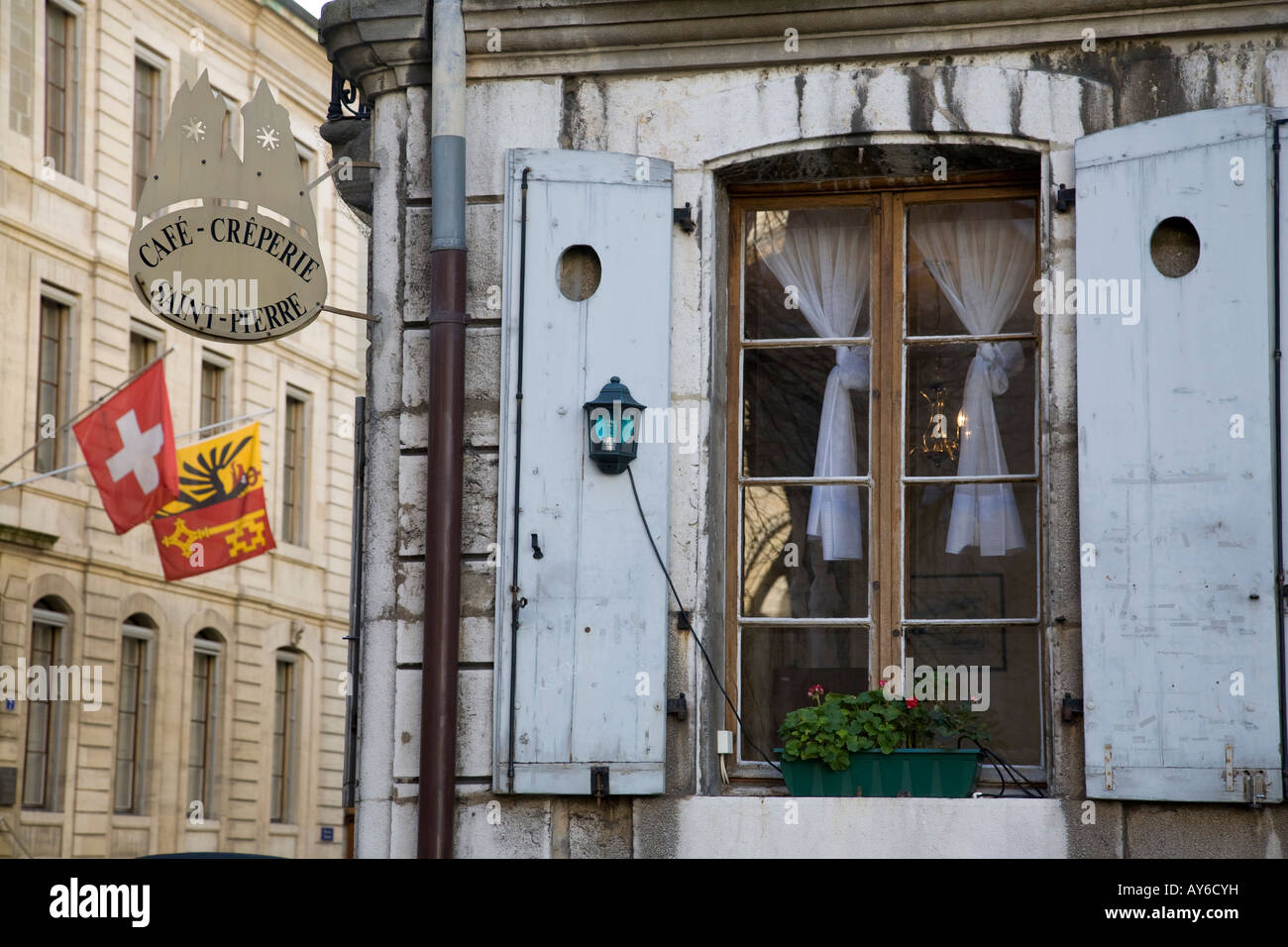 Fenêtre avec volets d'un café-crêperie dans la vieille ville de Genève, Suisse Banque D'Images