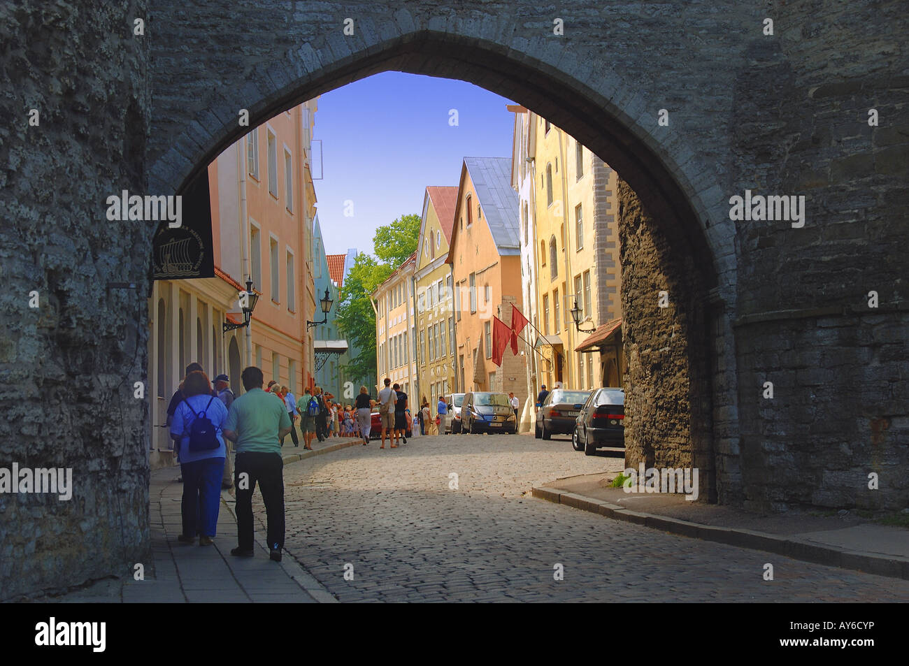 Dans Archway la vieille muraille de la ville, menant dans la vieille ville de Tallin, Esthonia Banque D'Images