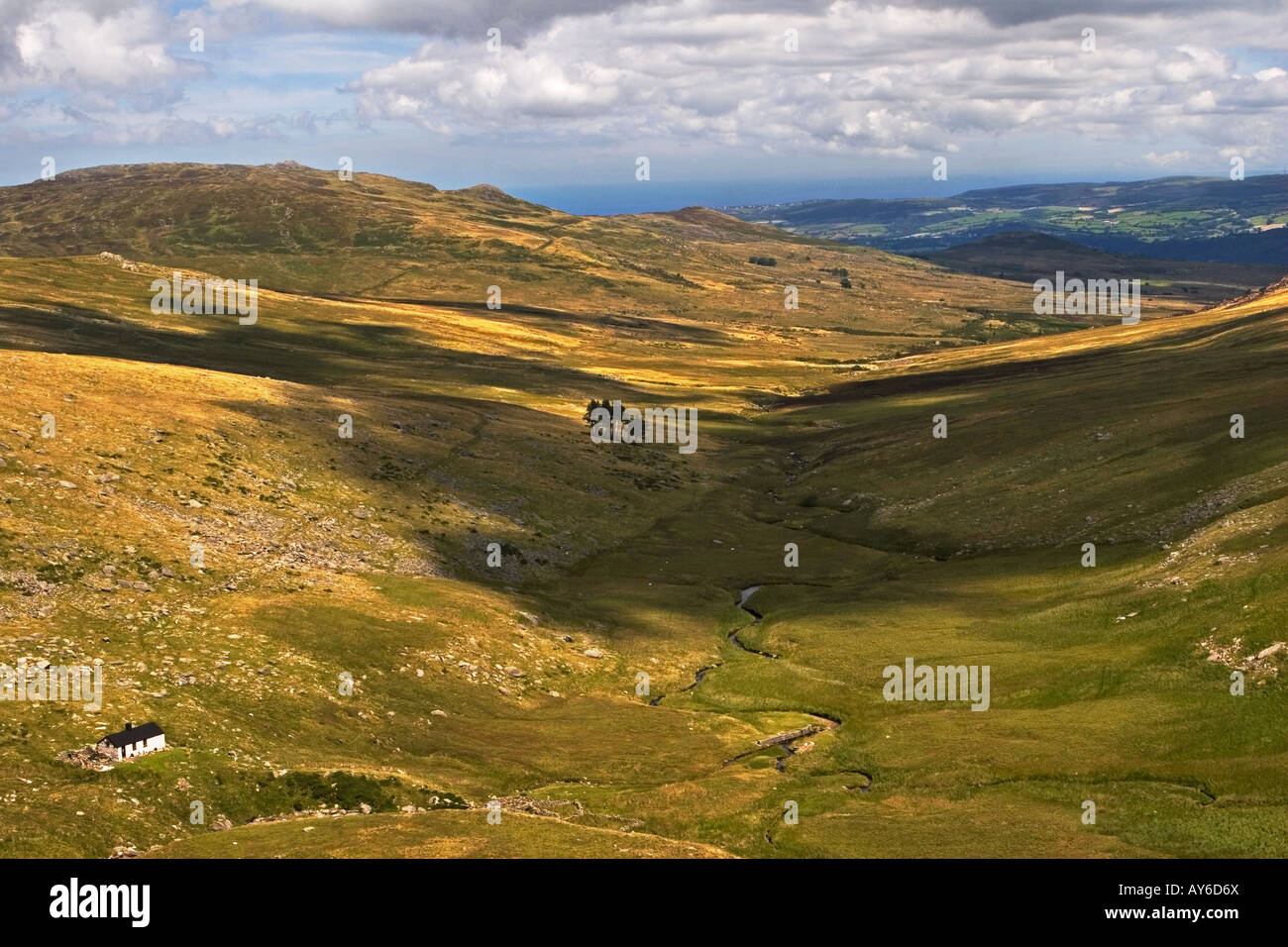 Donnant sur la montagne bothy Pant y Griafolen, vallée de montagnes Carneddau ci-dessous de sommet Craig y Dulyn, Snowdonia, le Nord du Pays de Galles Banque D'Images