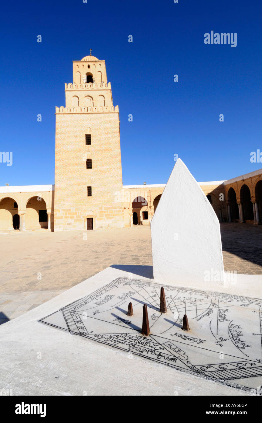 Cadran solaire et Minaret de la Grande Mosquée, Kairouan, Tunisie Banque D'Images