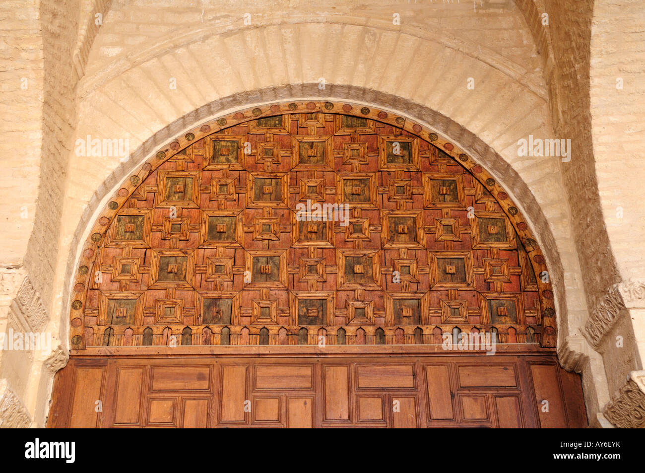Panneaux en bois au-dessus des portes, salle de prière de la grande mosquée de Kairouan, Tunisie Banque D'Images