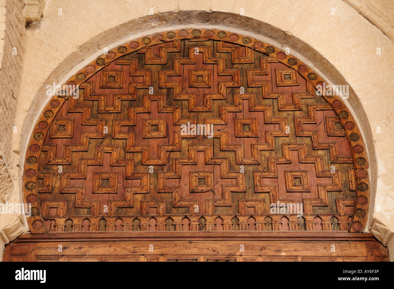 Panneau de bois au-dessus de salle de prière Portes, Grande Mosquée, Kairouan, Tunisie Banque D'Images
