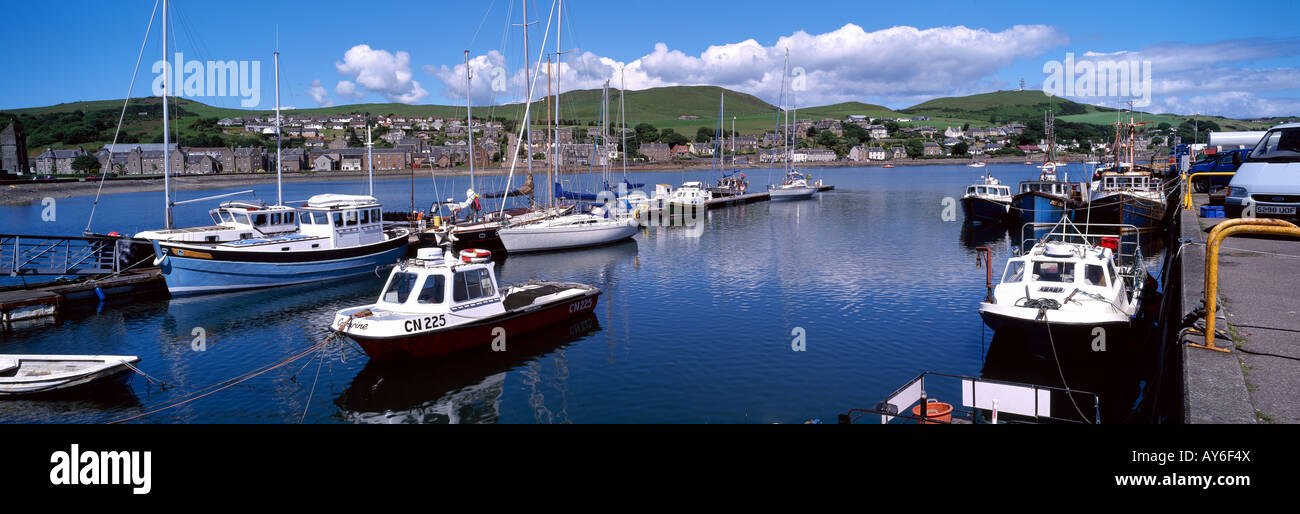 Port de Campbeltown Kintyre Scotland Strathclyde Argyll UK. Journée d'été ensoleillée avec des bateaux mer et collines vertes dans la distance. Banque D'Images