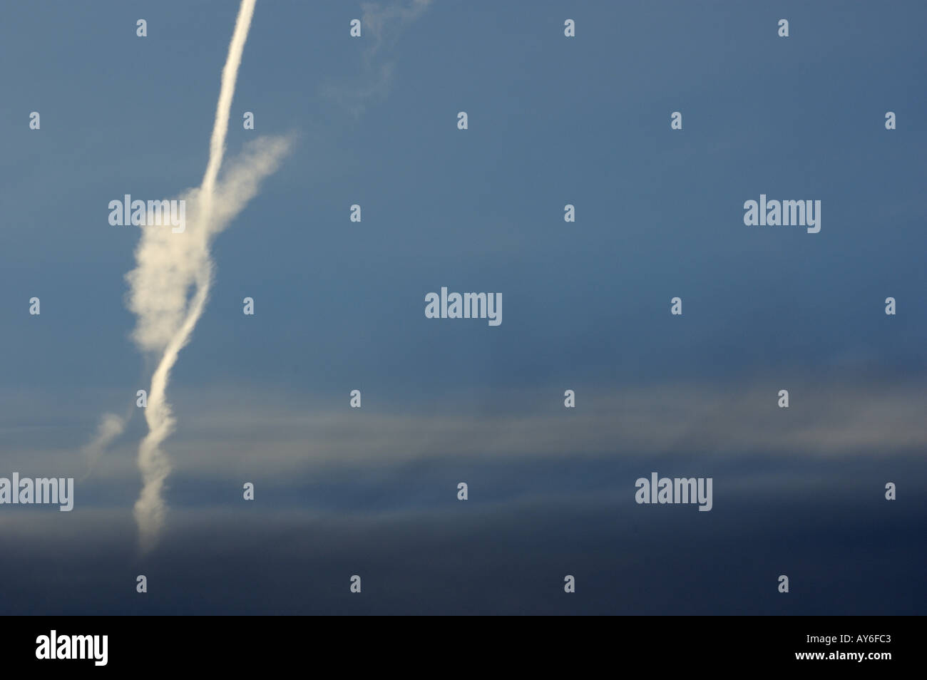 France Provence avion fumée et nuage dans le ciel bleu Banque D'Images