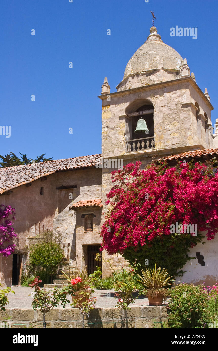 Rue des bougainvilliers et clocher à San Carlos Borromeo del Rio Carmelo Carmel Mission Californie Banque D'Images