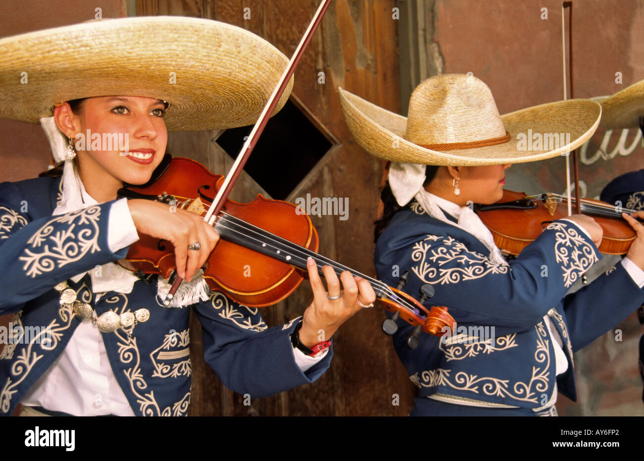 Mariachi Rayos del Sol jouant du violon fantastique musique à la fiesta Cinco de Mayo, dans la région de Carrizozo, Nouveau Mexique. Banque D'Images