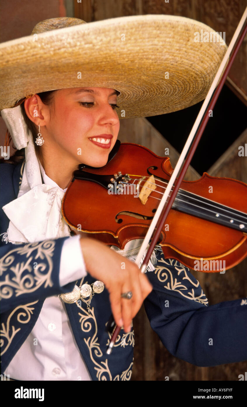 Le groupe de musicien Mariachi Rayos del Sol divertit les visiteurs, à la célébration de Cinco de Mayo à Carrizozo, Nouveau Mexique. Banque D'Images