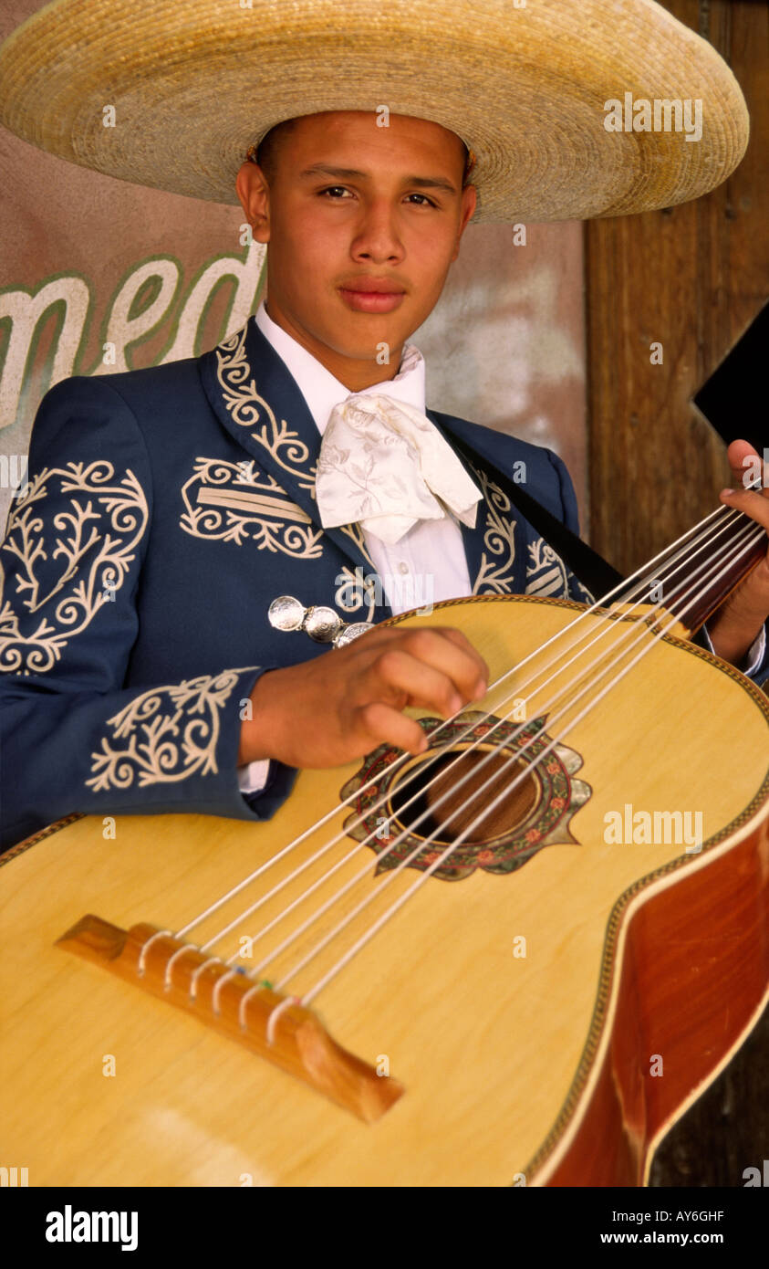 Le groupe de musicien Mariachi Rayos del Sol divertit les visiteurs, à la célébration de Cinco de Mayo à Carrizozo, Nouveau Mexique. Banque D'Images