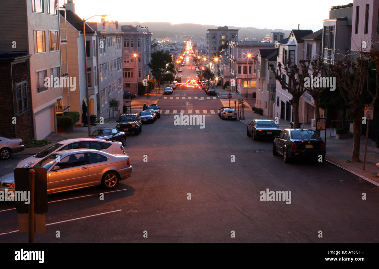 Scène de rue à la tombée de la nuit dans le centre-ville de San Francisco Banque D'Images