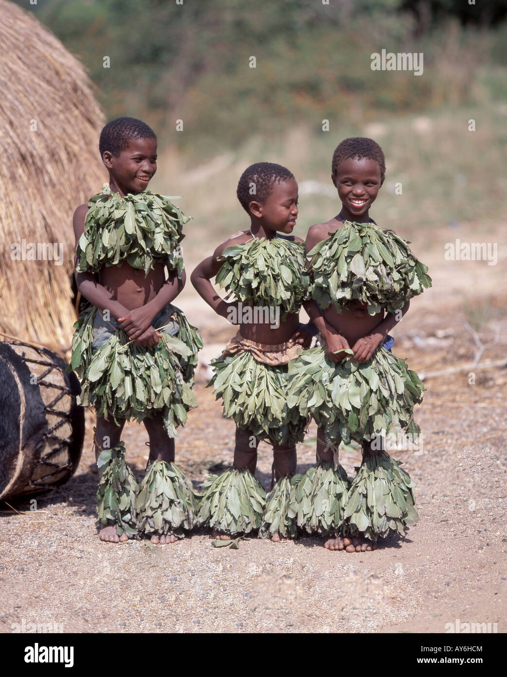 Jeunes enfants danseurs dans le village local, Eswatini (Swaziland) Banque D'Images