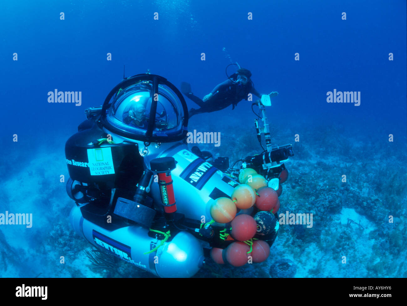 Chercheur et biologiste MARINE DR SYLVIA EARLE ACCOMPAGNE UN SUBMERSIBLE DANS UN HOMME D'UNE PLONGÉE AU LARGE DE KEY LARGO Banque D'Images