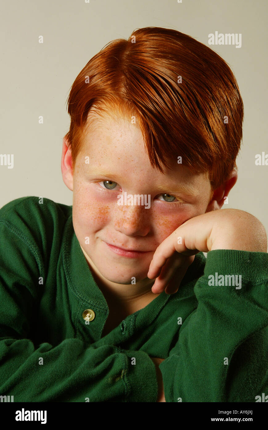 Un enfant de 5 ans Red Headed Woman dans une chemise verte à partir de la Californie du Sud modèle libération Banque D'Images