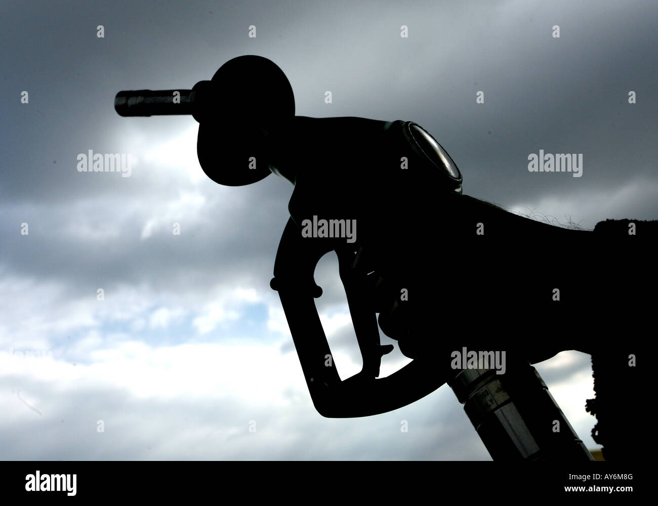 Silhouette d'une pompe à essence à une station-service Shell en Essex Banque D'Images