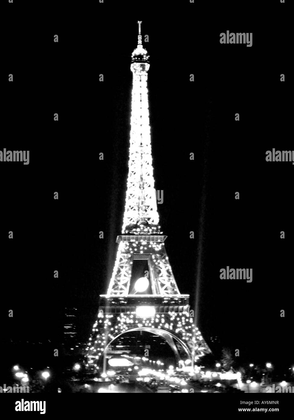 Image désaturée en noir et blanc de la Tour Eiffel à Paris la nuit durant la Coupe du Monde de Rugby 2007 Banque D'Images