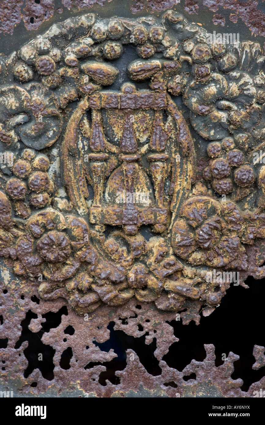 Un sablier sur la porte d'un mausolée au cimetière de Montmartre Banque D'Images