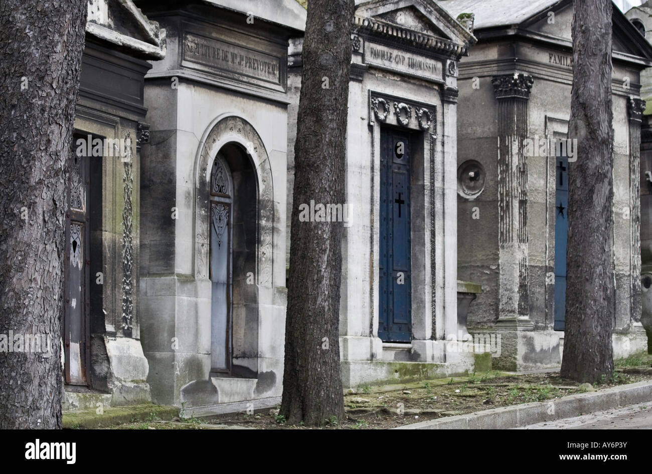 Une ligne de mausolées avenue au cimetière Montmartre, Paris Banque D'Images