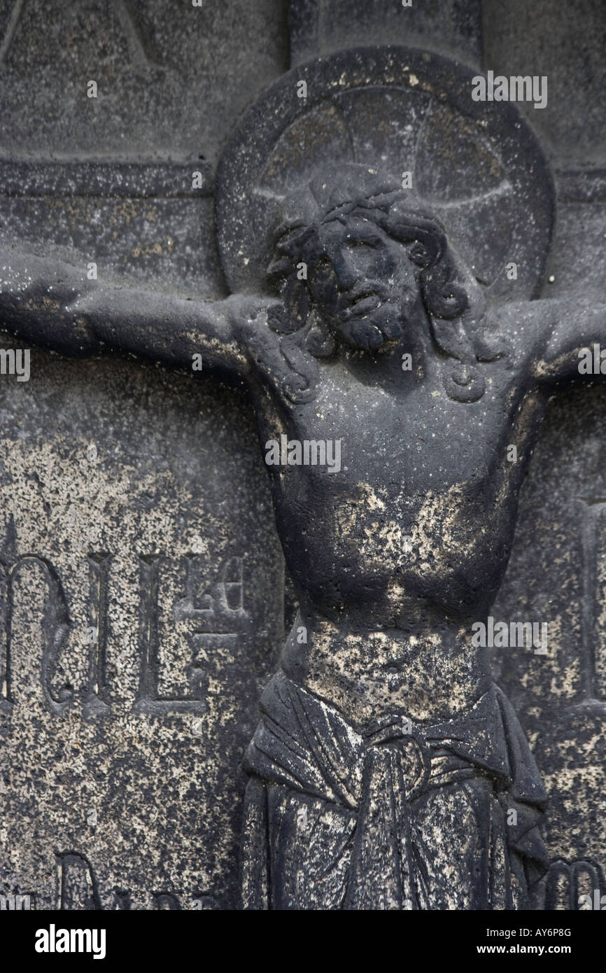 Le Christ sur une croix au cimetière Montmartre Banque D'Images