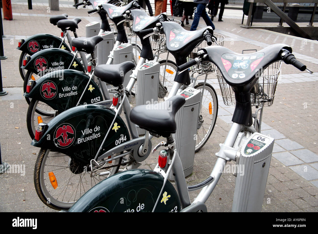 Rangée d'un service de location de vélos publics stationné à Bruxelles Banque D'Images