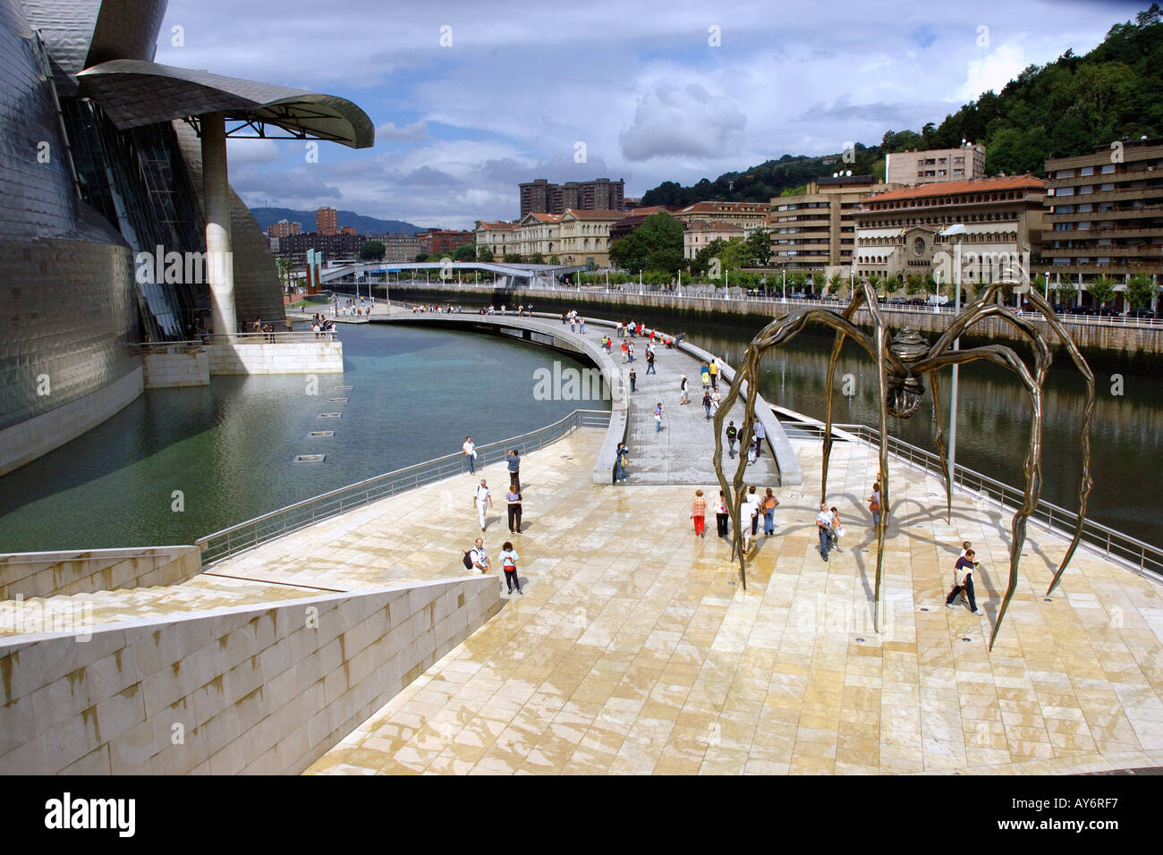 Vue panoramique de bourgeoise" Maman araignée énorme à l'extérieur Musée Guggenheim Bilbao Bilbo Pays Basque Espagne España Europe Banque D'Images