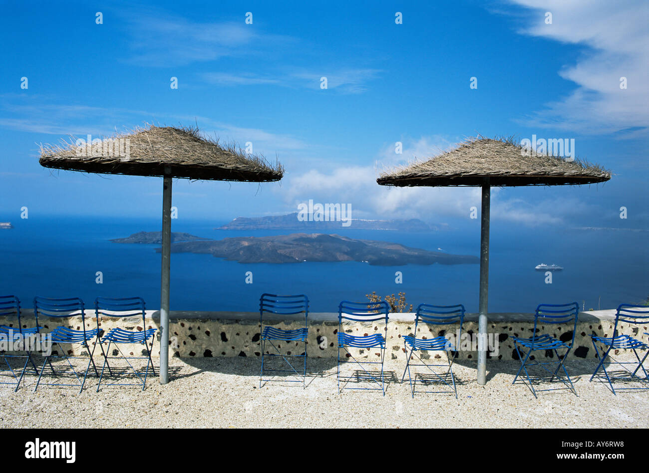 Deux parasols et chaises donnant sur sur l'île de Santorini Grèce Banque D'Images