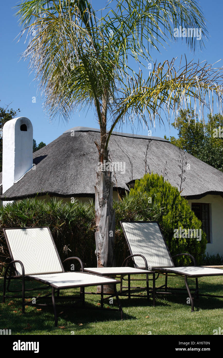 Transats vides à l'extérieur d'une petite maison au toit de chaume knysna province de Western Cape afrique du sud Banque D'Images