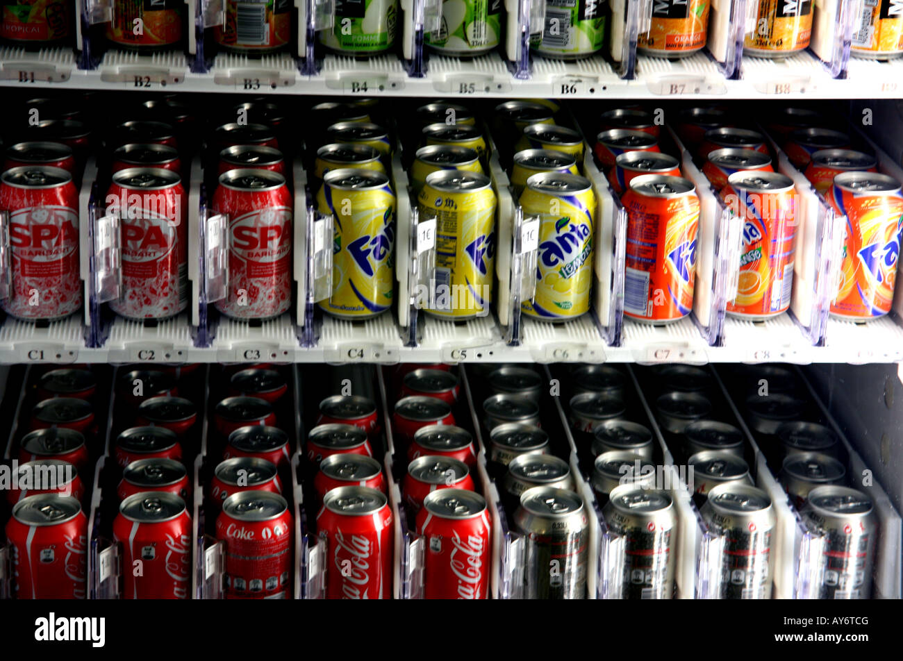 Les canettes de boisson dans le distributeur automatique Photo Stock - Alamy