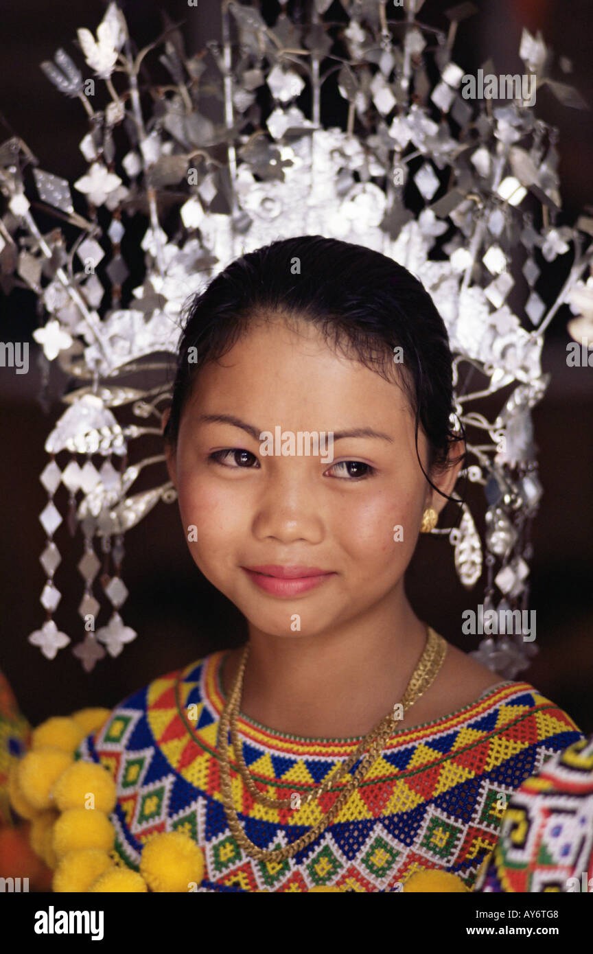 Fille de Sarawak en costume traditionnel Banque D'Images