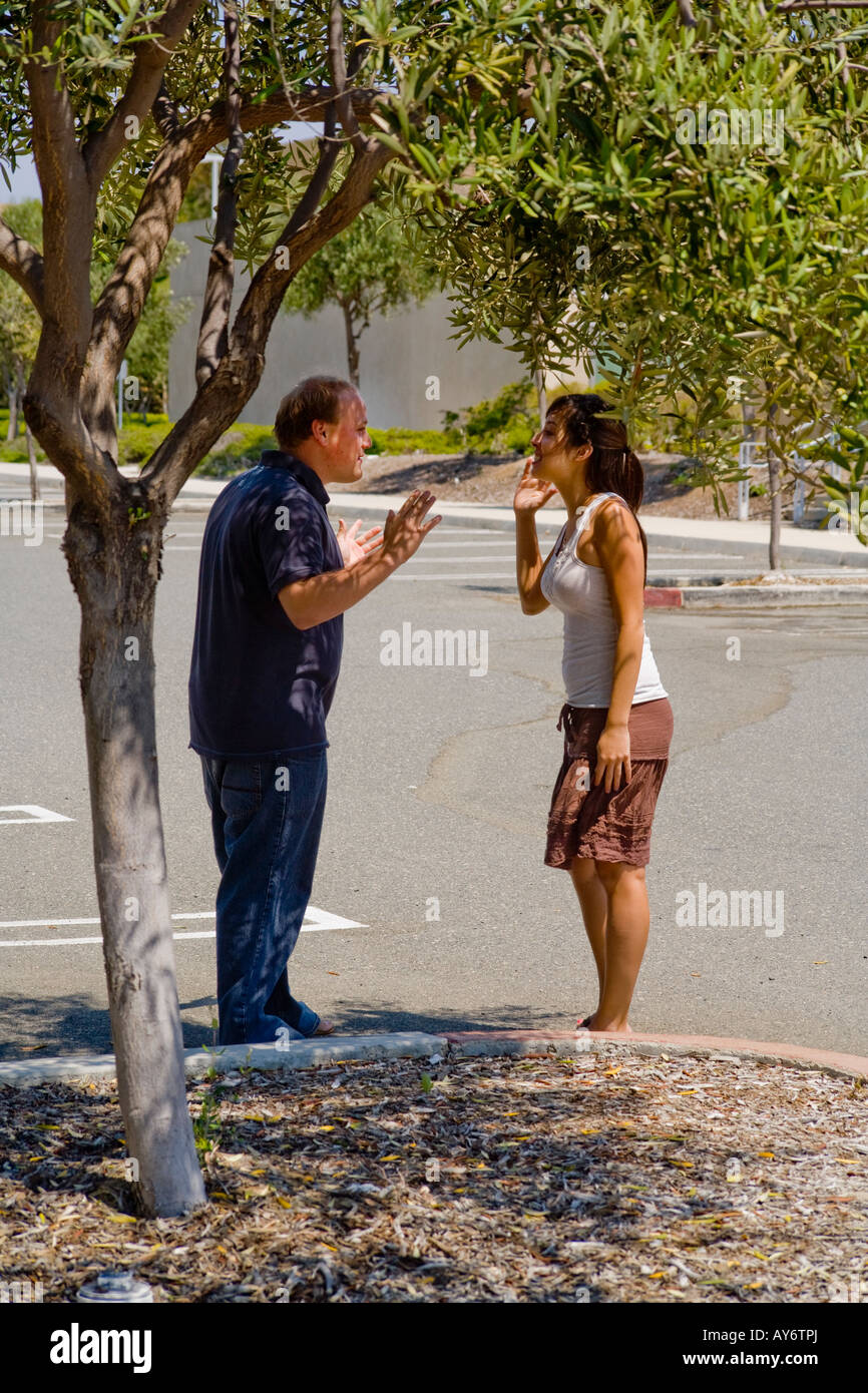 Une querelle de couple en colère dans un parking à Irvine CA Banque D'Images