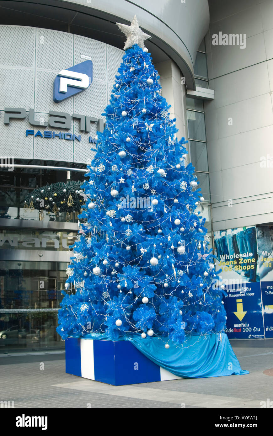 L'extérieur de l'arbre de Noël bleu Platinum Fashion Mall Bangkok Thaïlande Banque D'Images